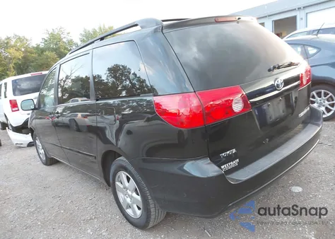 2010 Toyota Sienna Le z USA, uszkodzony, nr VIN 5TDKK4CCXAS329058